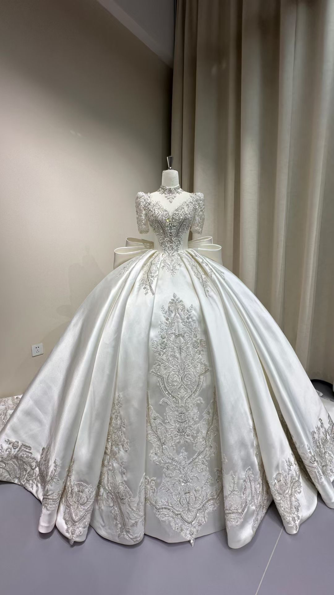 売れ人気商品！チョーカー　深めｖネック　バックリボン　オフホワイト　優雅　きらきらビジュー　袖あり　トレーン結婚式挙式前