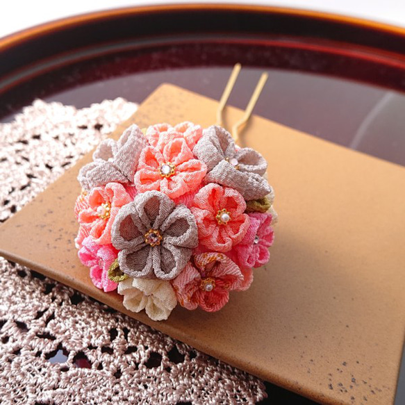 小花をちらした半くす玉かんざし（一越ちりめん） つまみ細工（金具