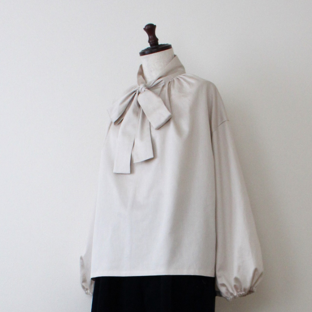 日本製《受注生産》オケージョンにもデイリーにも使えるコットンサテンタイカラーブラウス