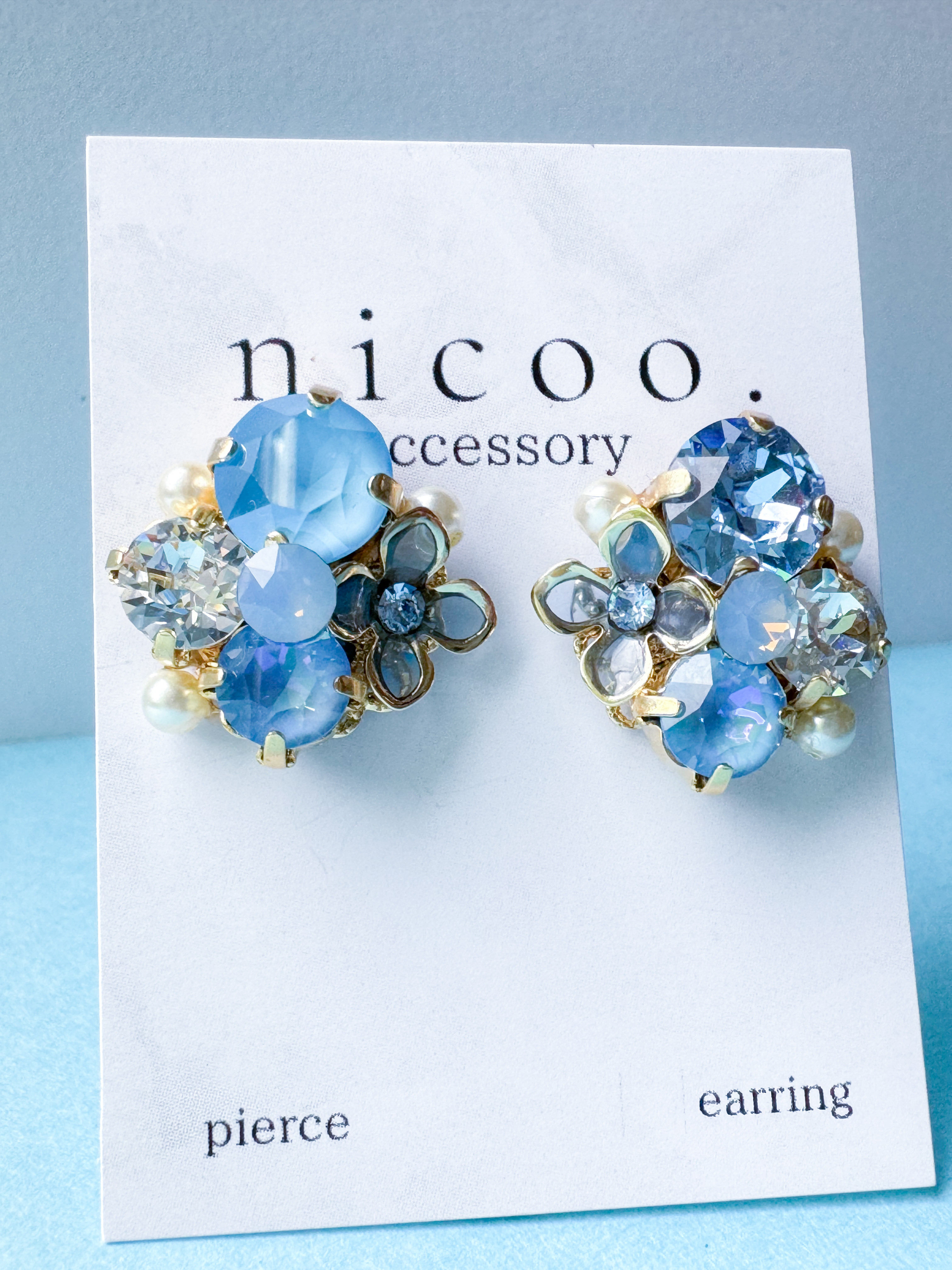 品を纏うブルークリスタルピアス/イヤリング　冬　クリスマス　ギフト　プレゼント　贈り物　ブライダル