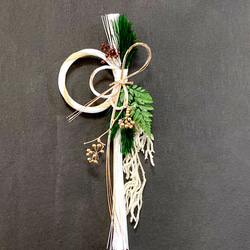 ヒカゲノカズラとナンキンハゼと水引きを添えた　しめ縄　リース　お正月飾り　注連縄 ヒカゲノカズラとナンキンハゼと水引きを添えた しめ縄 リース