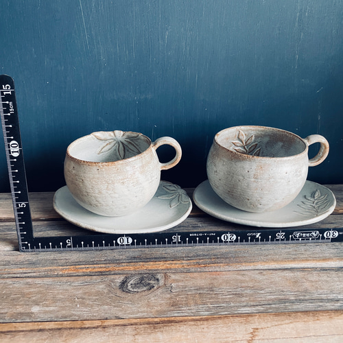 花・葉っぱ」のモチーフ付き cup & saucer ペアset 送料無料
