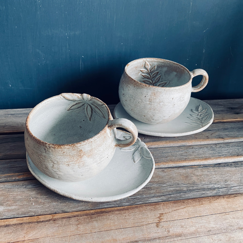 花・葉っぱ」のモチーフ付き cup & saucer ペアset 送料無料