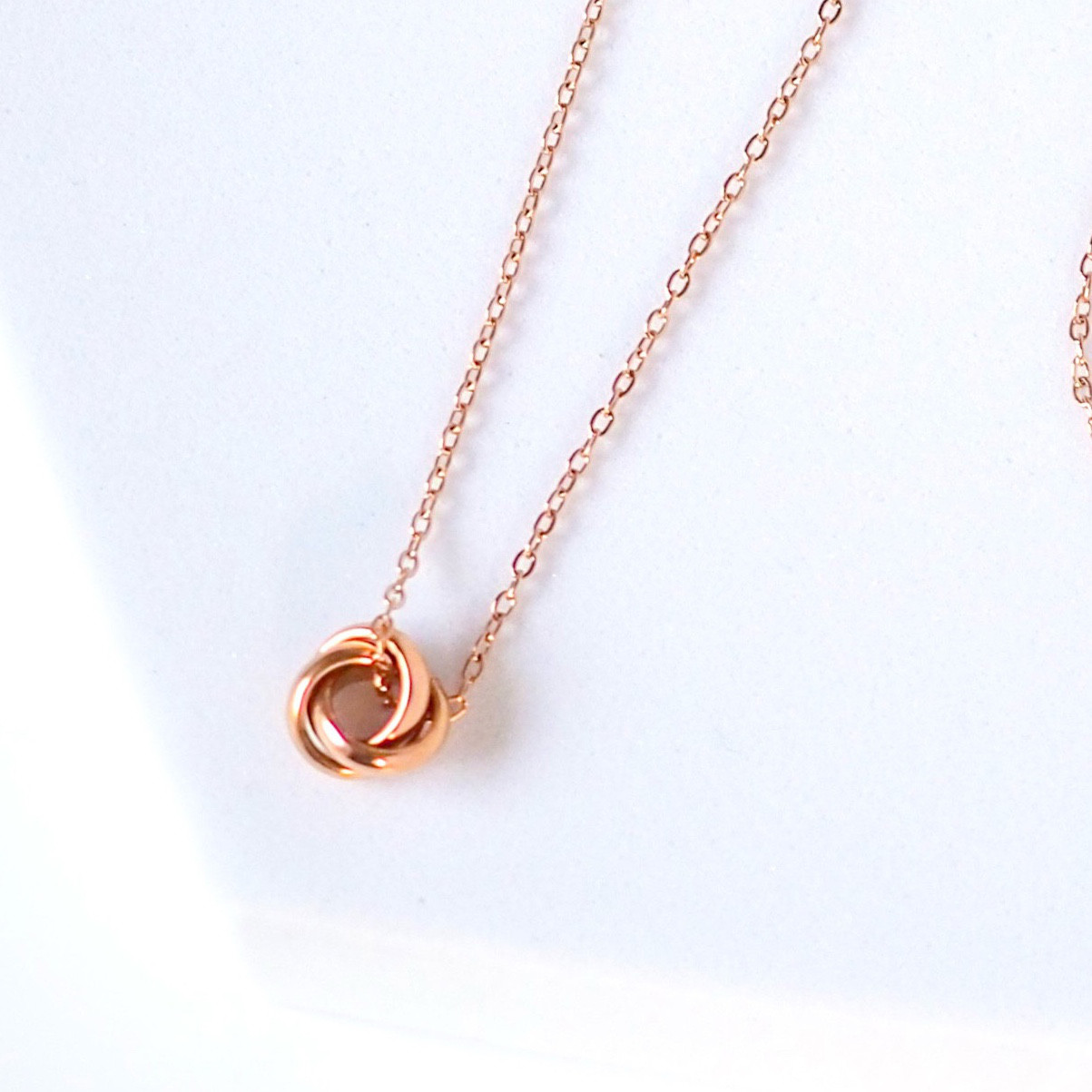 つけっぱなしOK プチトリニティネックレス ピンクゴールド サージカルステンレス N153 桜ピンク