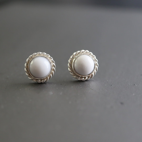 ホワイトオニキスシルバーピアス 白い石 白いアクセサリー シンプル