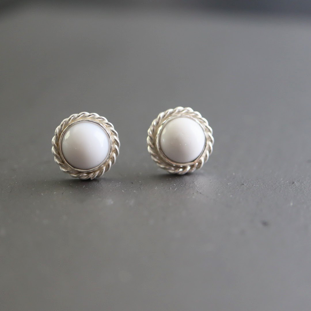 ホワイトオニキスシルバーピアス　白い石　白いアクセサリー　シンプル　フォーマルプレゼントにも　ギフトラッピング