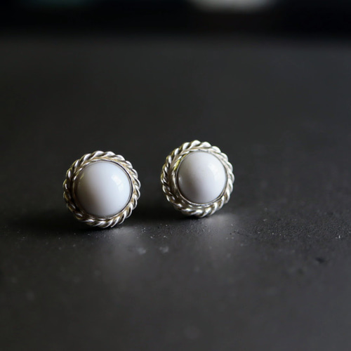 ホワイトオニキスシルバーピアス 白い石 白いアクセサリー