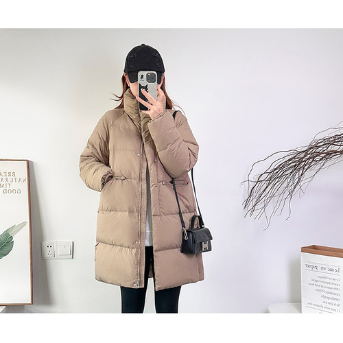 ベージュのスタンドカラーパンダウンジャケット女性用ショート丈 ベージュのスタンドカラーパンダウンジャケット女性用ショート丈