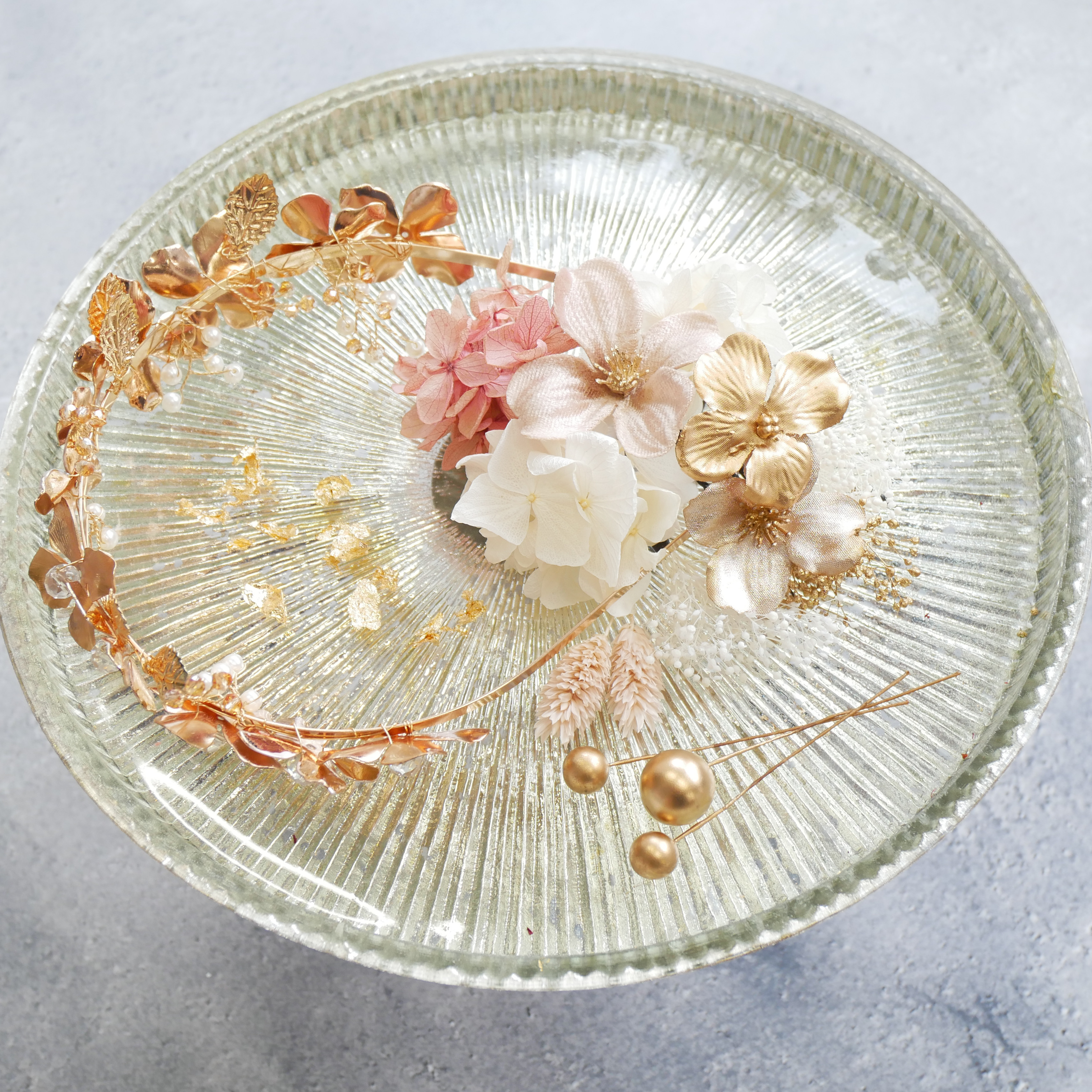 A108 ピンクゴールドカチューシャ　髪飾り成人式卒業式　袴　振袖　結婚式　ドライフラワー