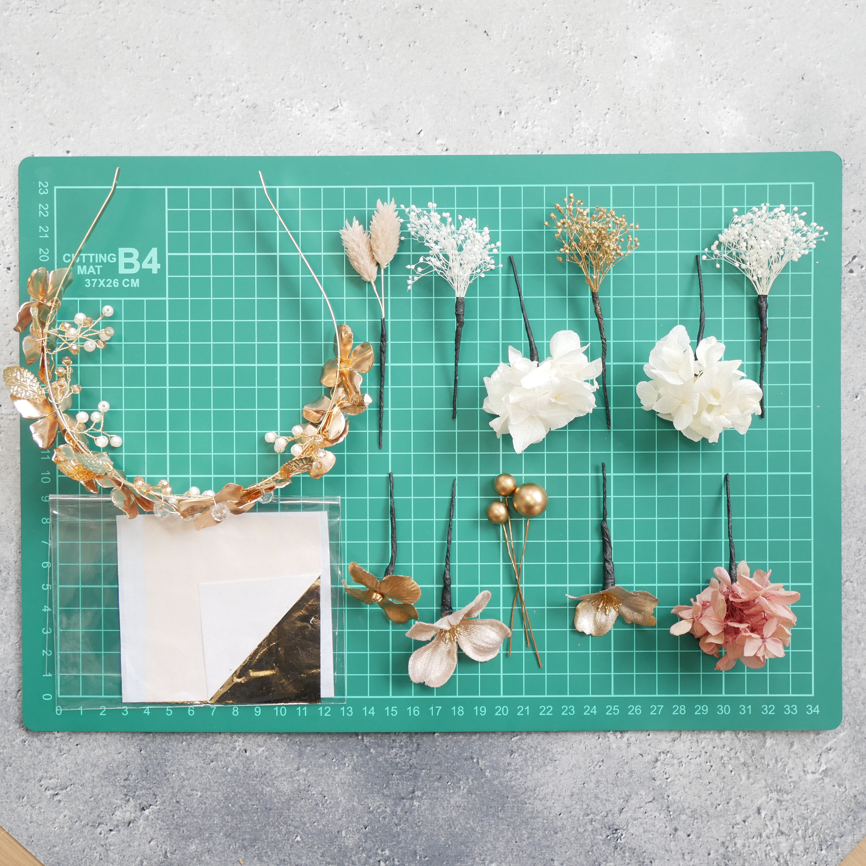 A108 ピンクゴールドカチューシャ　髪飾り成人式卒業式　袴　振袖　結婚式　ドライフラワー