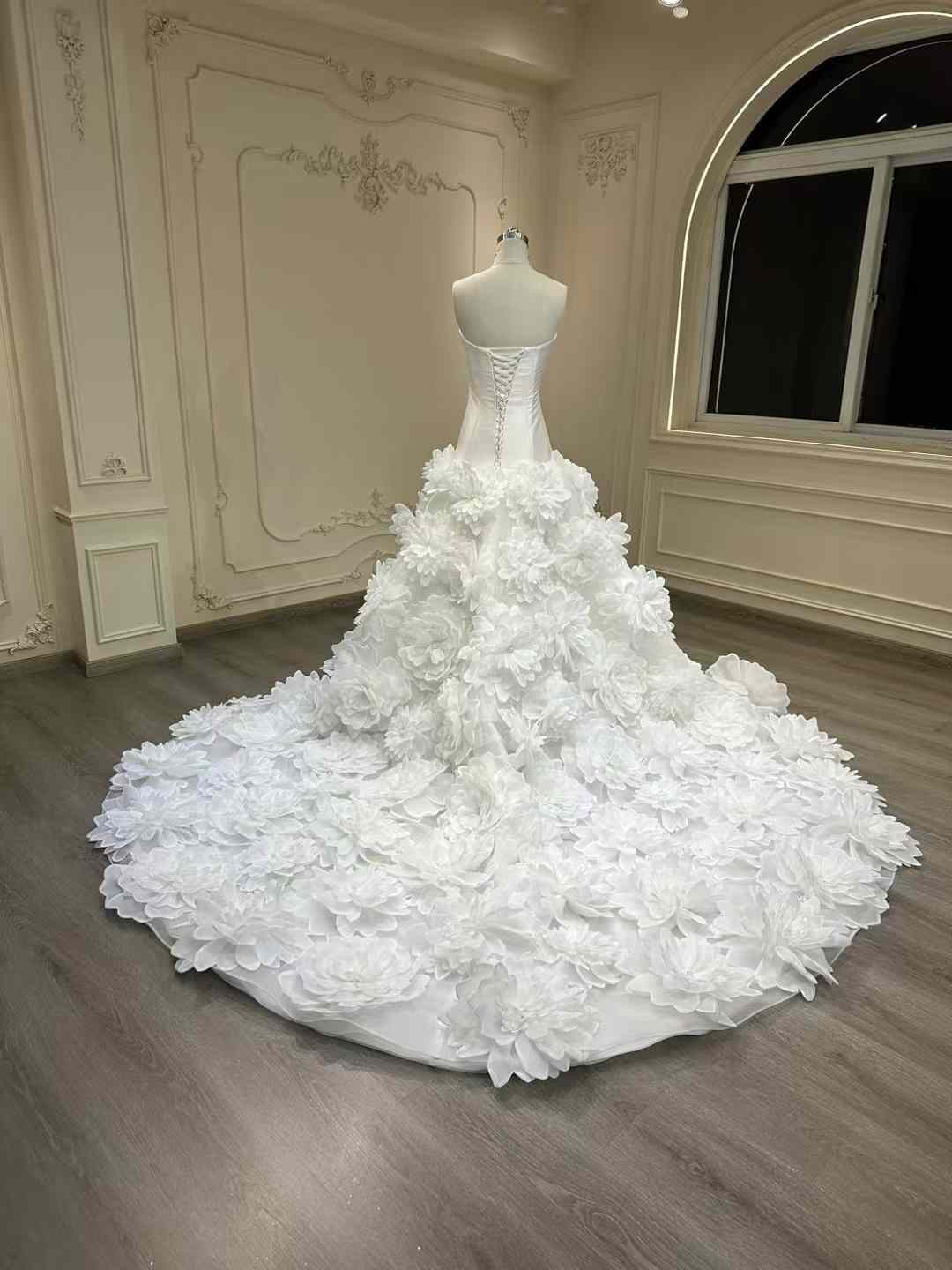 高品質保証！お花飾り　上品　ホワイト　マーメイドドレス　痩せて見える　ロングトレーン前撮りスタジオ二次会演奏会音楽会挙式