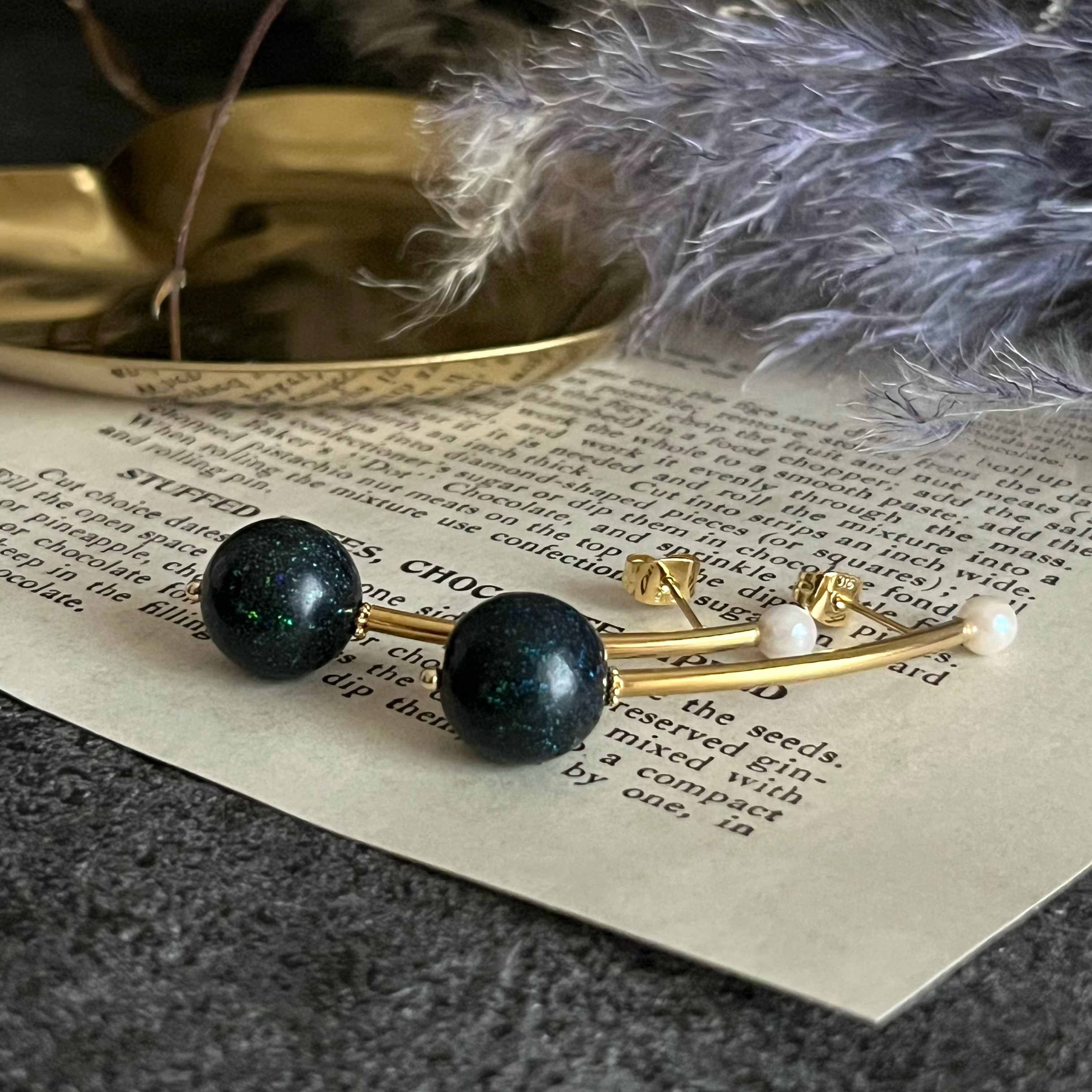 宇宙の煌めき - マトリックスオパールとアコヤパールのロングピアス　サージカルステンレス製