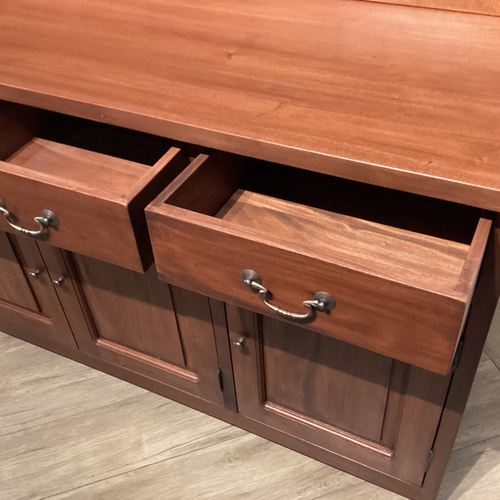 マホガニー調食器棚 アンティーク調 マホガニー無垢 すりガラス扉 引出し12杯 食器棚