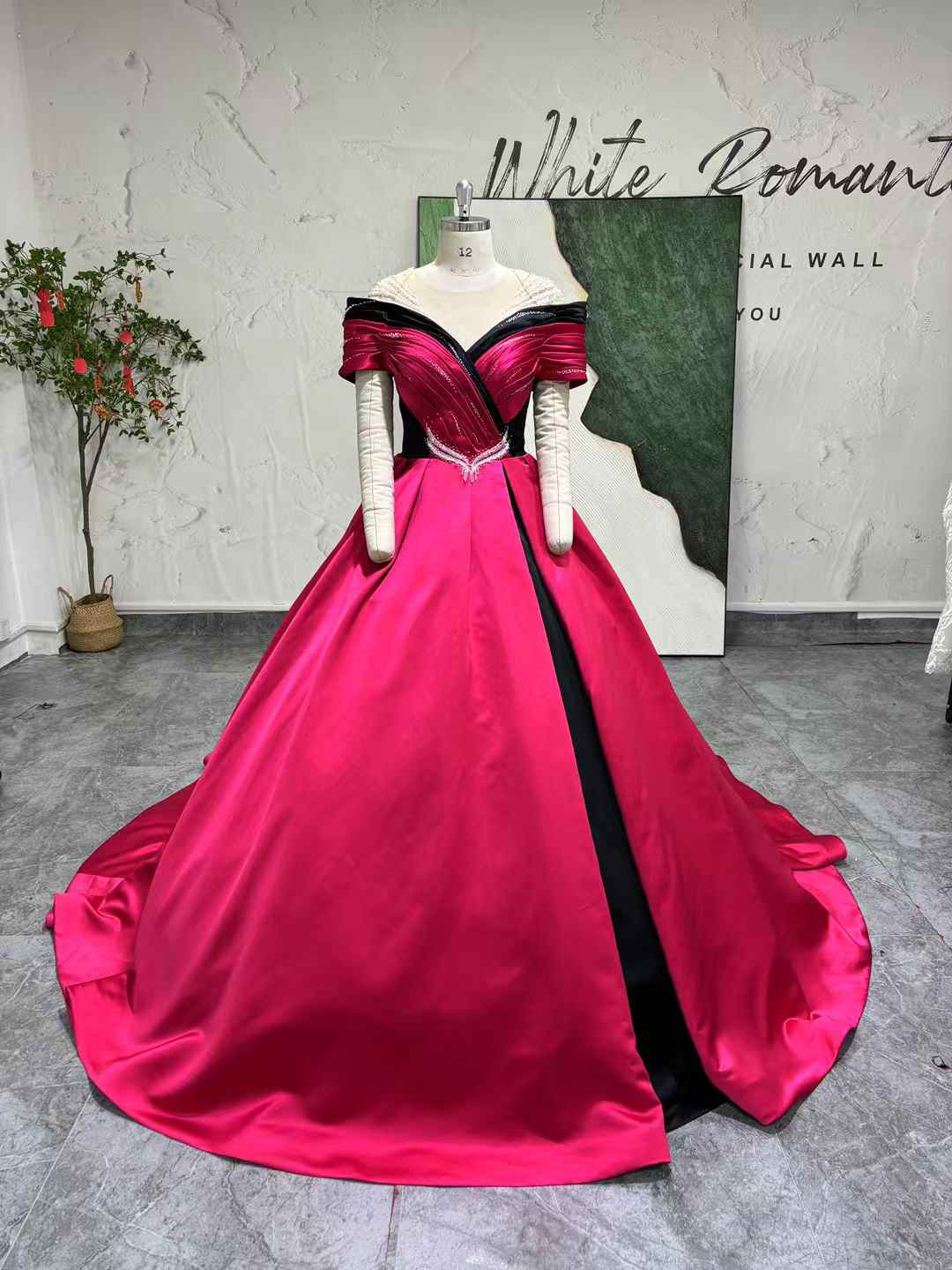 ぜったい後悔しない！光沢サテン　薔薇色　オフショルダー　ローズ色　ロールカラー　フレアスカート　胸フリル　トレーン披露宴