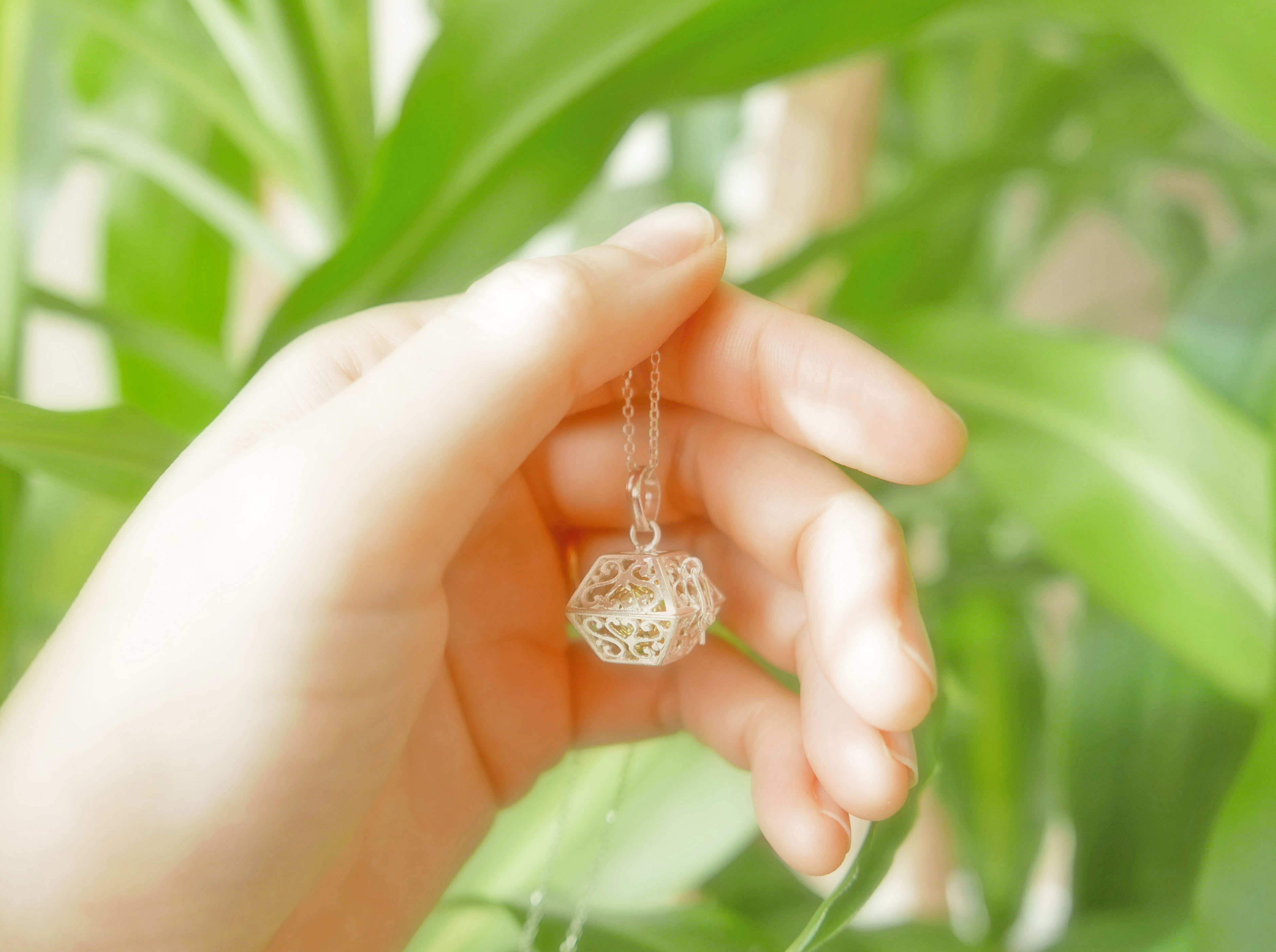 ✼プラチナ加工✼オニキスのペンダントトップ༺ぱかりと開けられる•*•ハート模様スクエア型༻天然石アクセサリー/プレゼント