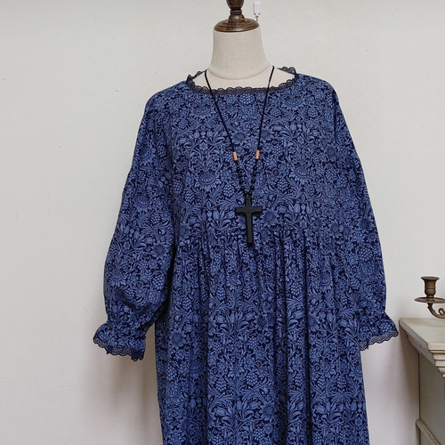 ウィリアムモリス レースのギャザーワンピース八分袖free青 ワンピース  