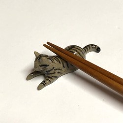 猫の箸置き三態（キジトラ）　はしおき　キジトラ　陶器 2枚目の画像