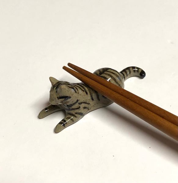 猫の箸置き三態（キジトラ）　はしおき　キジトラ　陶器 2枚目の画像