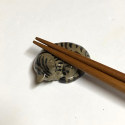 猫の箸置き三態（キジトラ）　はしおき　キジトラ　陶器 4枚目の画像