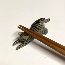 猫の箸置き三態（キジトラ）　はしおき　キジトラ　陶器 3枚目の画像
