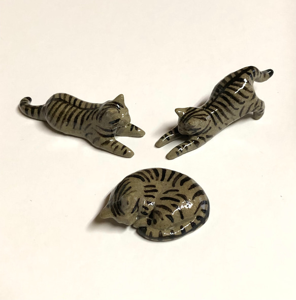 猫の箸置き三態（キジトラ）　はしおき　キジトラ　陶器 1枚目の画像