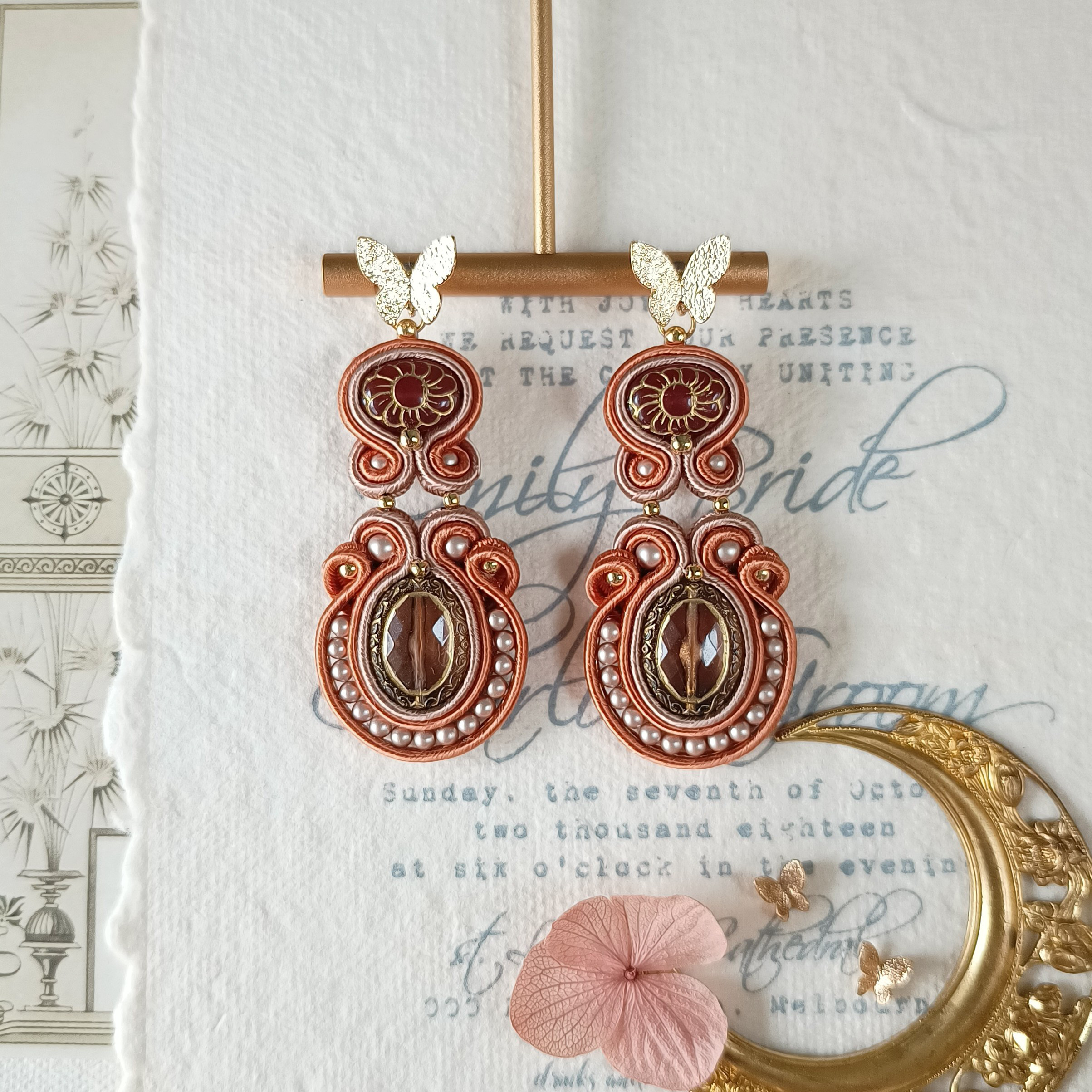 舞い降りた蝶　クラシカルオレンジ　大人のアートピアス　イヤリング