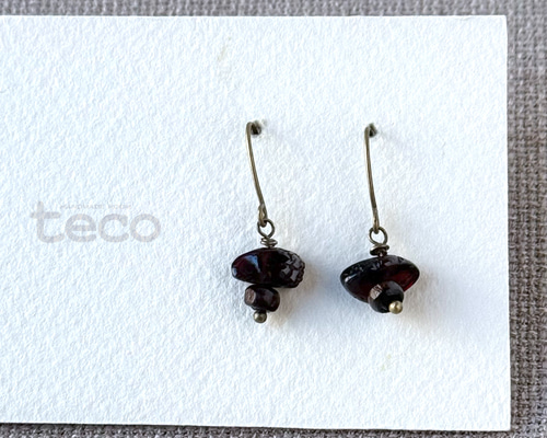 011 天然石ガーネットスタッドピアス1500円
