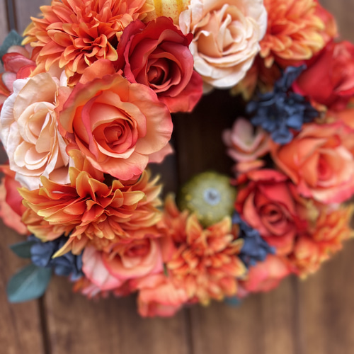 商品名【初華】❤️オレンジダリアのお正月リース ＊フラワーリース 秋の実りリース オレンジ アーティフィシャルフラワー バラ ダリア