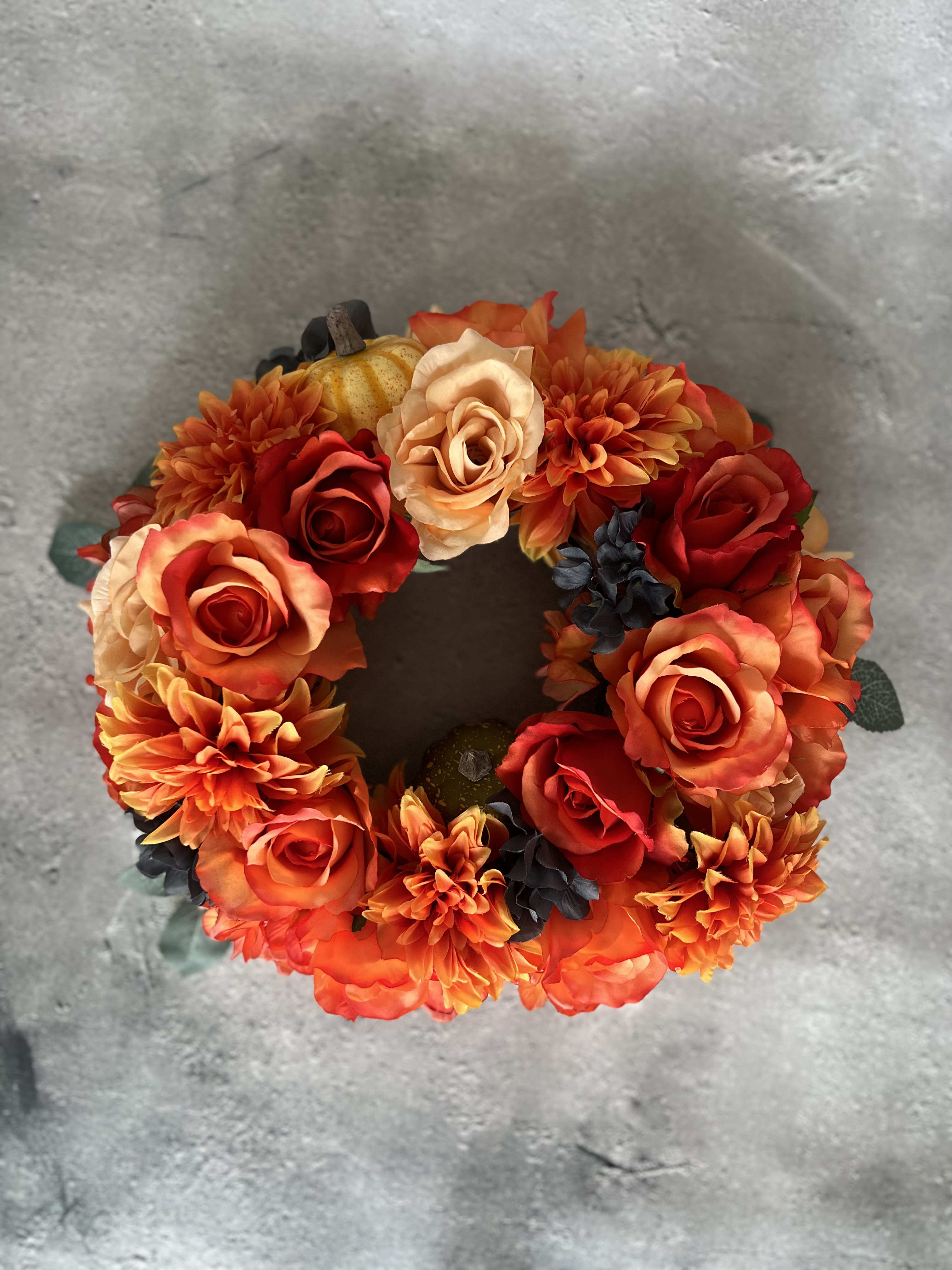 秋の実りリース　オレンジ　アーティフィシャルフラワー　バラ　ダリア　紫陽花　華やか　シーズナルリース