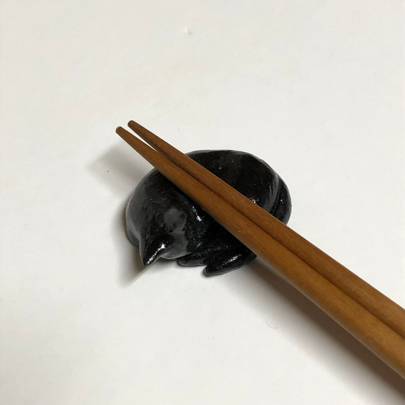 猫の箸置き二態（黒猫）　はしおき　置物　黒猫　陶器 3枚目の画像