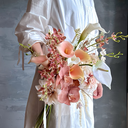 カサブランカとカラーのキャスケードブーケ ウェディングブーケ