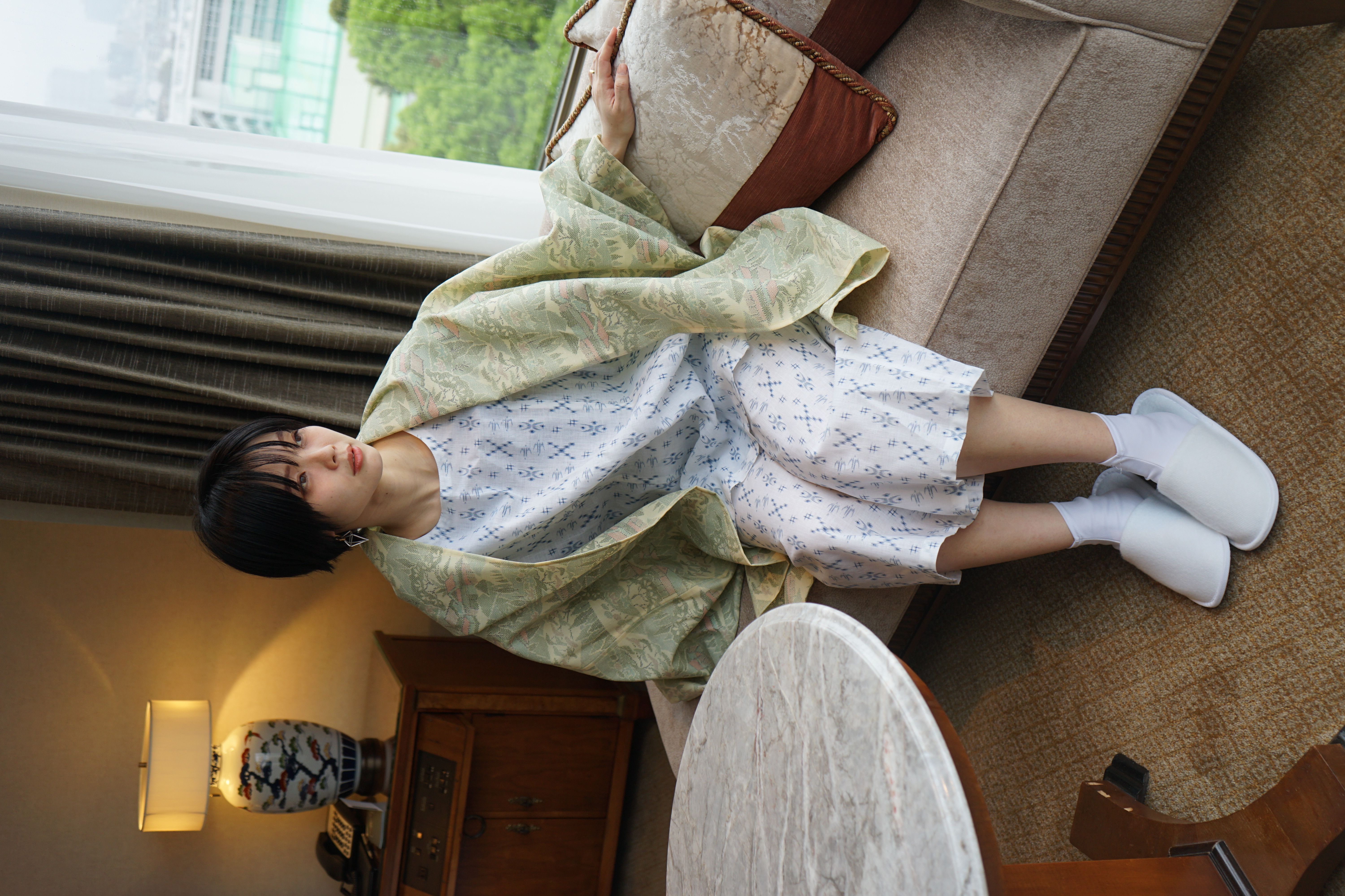 【送料無料】【Sale】着物を連想させる反物で仕上げた羽織物。オールシルク。ペールカラー。