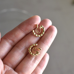 售完即止【金屬過敏相容】圈形耳環款式！帶有無孔夾的抗痛氧化鋯環形耳環 第7張的照片