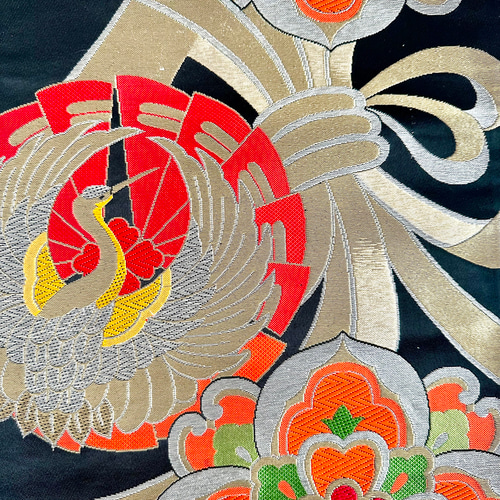 帯のタペストリー 金色の熨斗柄と鶴に菊 帯 リメイク インテリア