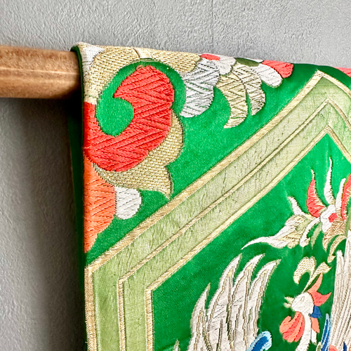 帯のタペストリー 鮮やかな緑に舞う鳳凰 帯 リメイク インテリア