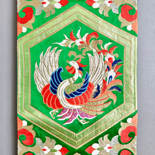 レビュー高評価のおせち贈り物 鮮やかな緑に舞う鳳凰 帯のタペストリー 帯 インテリア リメイク テーブル用品