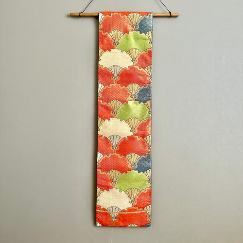 帯のタペストリー とりどりの菊の青海波 帯 リメイク インテリア