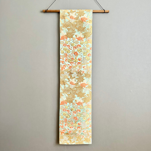帯のタペストリー 水色に輝く紅葉と梅 帯 リメイク インテリア 掛け軸