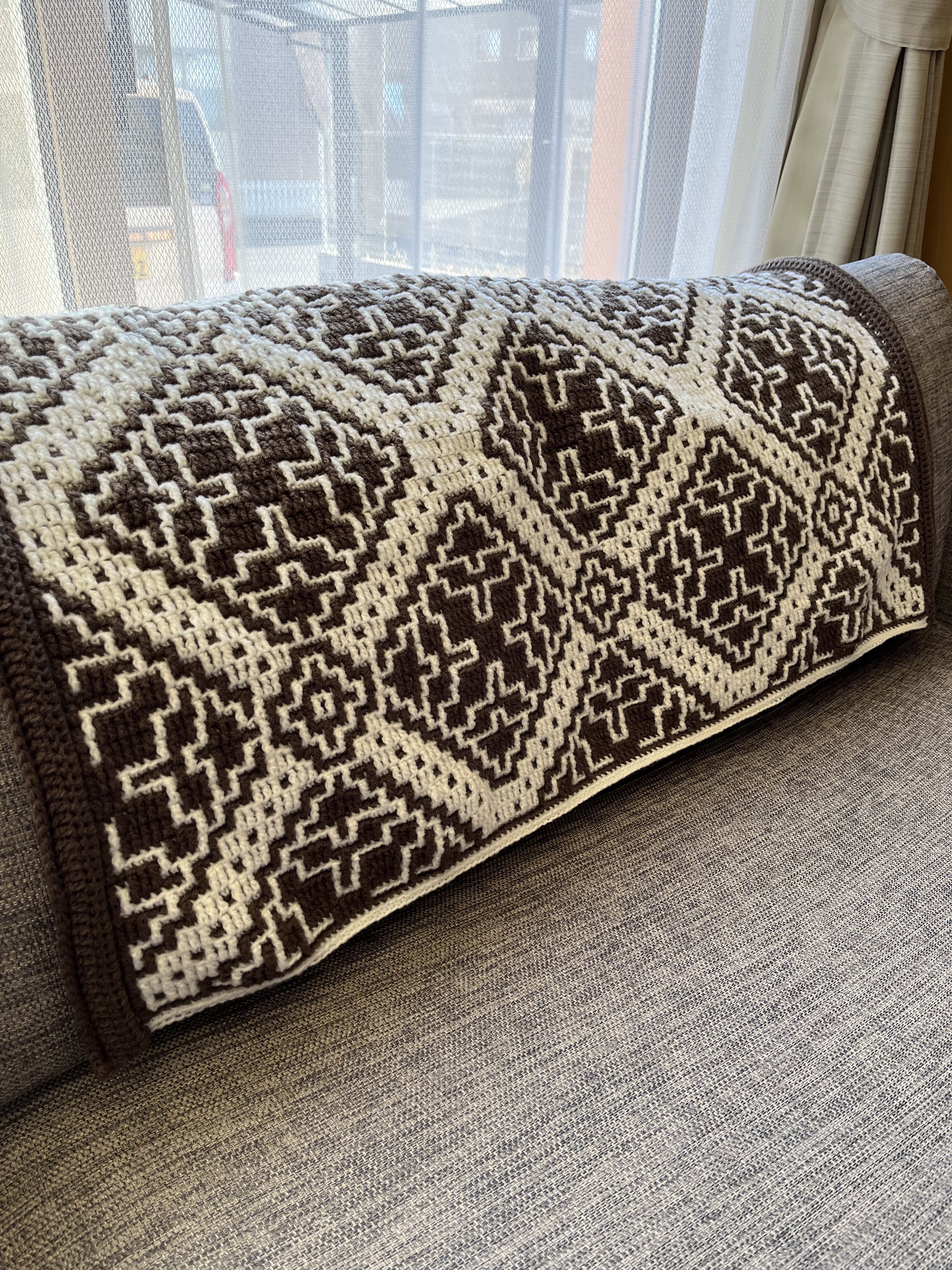 アクリル糸のマルチカバー　ブラウン×ホワイト