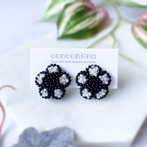 お花のシルエットをデザインしたやわらかなお花のピアス K18PG