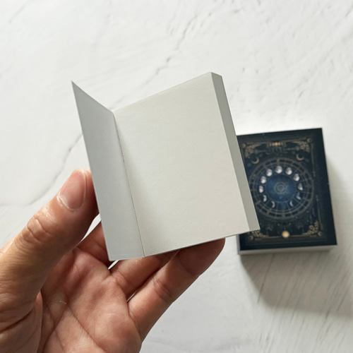 小さな小さな魔法の本