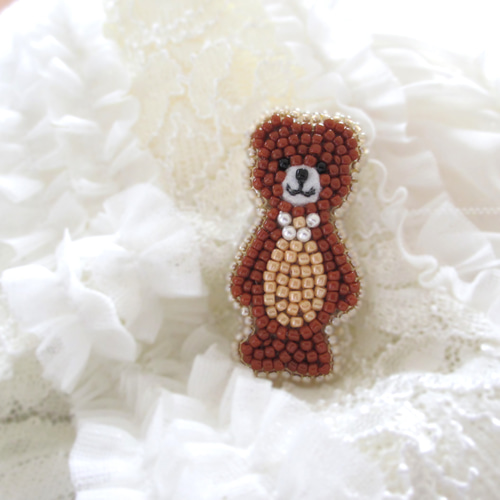 パールをつけた クマさんブローチ ビーズ刺繍 ベア ブローチ ビーズの