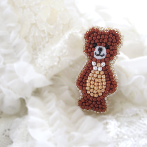 パールをつけた クマさんブローチ ビーズ刺繍 ベア ブローチ ビーズの