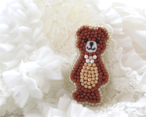 パールをつけた クマさんブローチ ビーズ刺繍 ベア ブローチ ビーズの