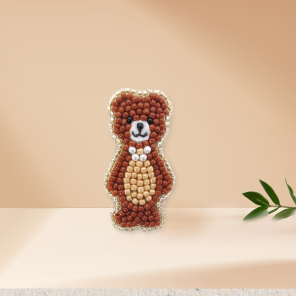 パールをつけた クマさんブローチ ビーズ刺繍 ベア ブローチ