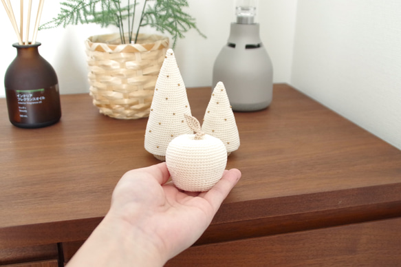 【yuj - süß line】手編みのクリスマスツリーとりんごのセット　クリスマス　デコレーション　オーナメント 4枚目の画像