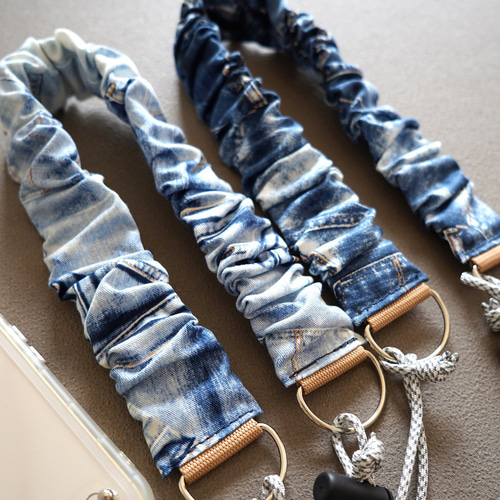 クラッシュデニム×ギャザーストラップで差をつける。スマホ