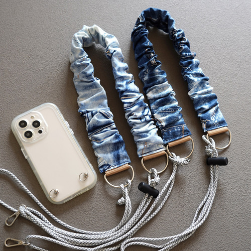 クラッシュデニム×ギャザーストラップで差をつける。スマホ