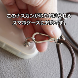 破舊的牛仔布和褶皺的肩帶使這件衣服顯得格外引人注目。智慧型手機單肩包 / 非常適合旅行、節日和戶外活動（男女通用 / 非常適合通 第8張的照片