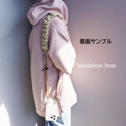 破舊的牛仔布和褶皺的肩帶使這件衣服顯得格外引人注目。智慧型手機單肩包 / 非常適合旅行、節日和戶外活動（男女通用 / 非常適合通 第10張的照片